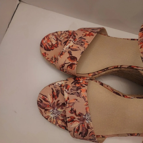 Lifestride Velocity with Memory Foam Floral Blush Tango Wedges in Size 11 - Picture 7 of 11
